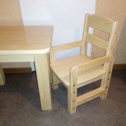 Bērnu galds un krēsls ar roku balstiem lakots