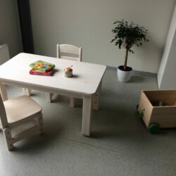 Bērnu koka galda un krēslu komplekts pusbalts ar regulējamu augstumu 60x80