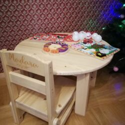 Priedes koka apaļais galdiņš un krēsliņš+ iegravēts  bērna vārdiņš