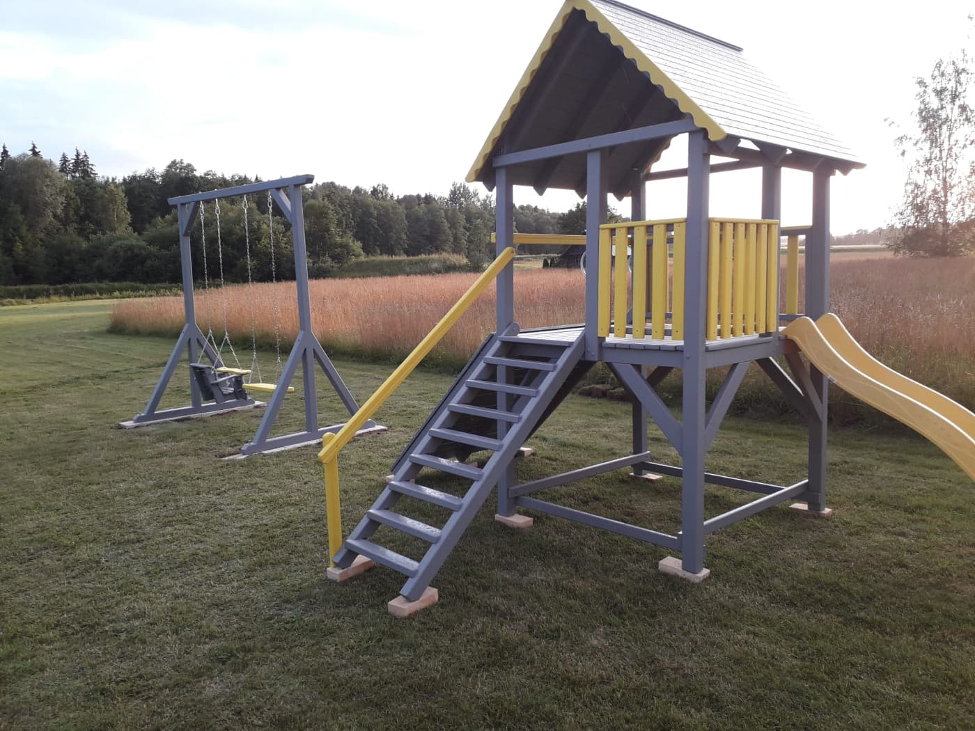 Bērnu koka āra rotaļu namiņš ar slidkalniņu un kāpšanas sienu - Image 2