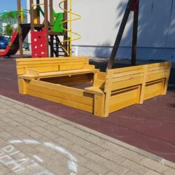 Vai meklējat drošu un izturīgu smilšu kasti, kurā rotaļāties jūsu bērni? Mūsu priedes masīvkoka bērnu smilšu kaste ar salokāmiem soliņiem un pārsegu ir ideāla izvēle
