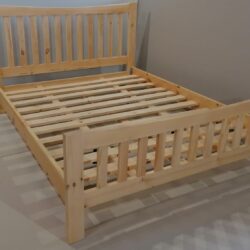 Priedes koka gulta ar redelēm 140x200 cm - dabīgā koka apdare
