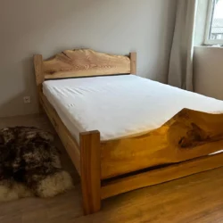 Mūsu masīvkoka oša ​​koka gulta ar dzīvām malām un lauku dizainu ir skaists papildinājums jebkurai guļamistabai. Ražots Latvijā, šis gultas rāmis ir apstrādāts ar koka eļļu un šķidro vasku satriecošai apdarei.