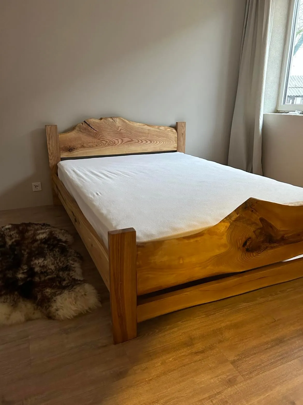 Mūsu masīvkoka oša ​​koka gulta ar dzīvām malām un lauku dizainu ir skaists papildinājums jebkurai guļamistabai. Ražots Latvijā, šis gultas rāmis ir apstrādāts ar koka eļļu un šķidro vasku satriecošai apdarei.