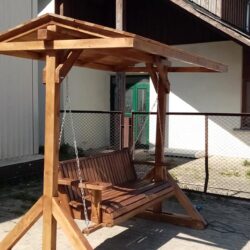 Dārza koka šūpols ar jumtu. Krēsls izgatvots no priedes masīvkoka. Tā garums ir 140cm un var apsēsties trīs pieaugušie.