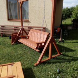 Dārza krēsls ķedēs. Izgatvots no masīvkoka priedes. Apstrāde pēc klienta velmēm. Krēsla 150cm garš ( trīs vietas)