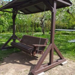 Dārza krēsls ķedēs. Izgatvots no masīvkoka priedes. Apstrāde pēc klienta velmēm. Krēsla 150cm garš ( trīs vietas)