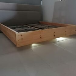 Iepazīstinām ar mūsu jauno masīvkoka lidojošo gultu rāmju klāstu 180x200 cm izmērā. Pārdod tiek tikai koka rāmja daļa, bez mīkstās galvagaļa daļas. Kapēc šo gultu sauc pa lidojošo? Jo kad skataties uz gultas rāmi, nav rdzamas gultas kājas. Gultas izskatas ka stāv gaisā