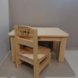 Priedes koka galds un krēsls ar gravējumu bērnam ar regulējamiem augstumiem