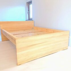 Pārvērtiet savu guļamistabu par mājīgu patvērumu ar mūsu rokām darināto priedes paneļu koka gultas rāmi. Izgatavots no augstākās kvalitātes priedes koka, šis gultas rāmis ir ideāla stila un izturības kombinācija