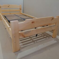 Priedes koka gulta ar austiņām 90 x 200 cm