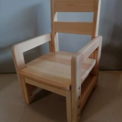 Priedes krēsls ar roku balstiem